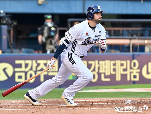 27일 오후 서울 송파구 잠실야구장에서 열린 '2025 신한 SOL Bank KBO리그' LG 트윈스와 두산 베어스의 경기, 3회말 2사 1,2루 두산 케이브가 2타점 2루타를 날리고 있다. 잠실, 김한준 기자