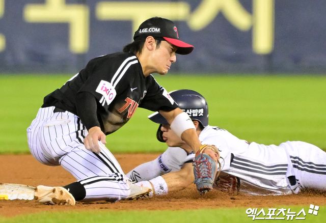 LG 트윈스 염경엽 감독이 26일 잠실 두산전에서 나온 13차례 견제 논란과 관련해 두산 베어스의 대주자 선택을 칭찬했다. LG는 8회말 두산 김인태가 볼넷을 얻은 뒤 대주자 조수행으로 바뀌자 구원투수 김진성이 그의 도루를 저지하기 위해 두 타석에 걸쳐 총 13개의 견제구를 뿌렸다. 조수행은 끝내 도루에 성공했으나 조성환 감독대행은 27일 '견제구 13번은 과했다'고 항변했다. 염 감독은 받아치지 않고 '그 장면이 중요해서 코치가 견제구 사인을 계속 냈다. 두산이 우릴 압박했으니 잘 한 거다'라고 했다. 엑스포츠뉴스DB
