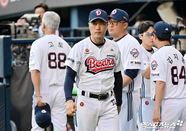 LG 트윈스 염경엽 감독이 26일 잠실 두산전에서 나온 13차례 견제 논란과 관련해 두산 베어스의 대주자 선택을 칭찬했다. LG는 8회말 두산 김인태가 볼넷을 얻은 뒤 대주자 조수행으로 바뀌자 구원투수 김진성이 그의 도루를 저지하기 위해 두 타석에 걸쳐 총 13개의 견제구를 뿌렸다. 조수행은 끝내 도루에 성공했으나 조성환 감독대행은 27일 '견제구 13번은 과했다'고 항변했다. 염 감독은 받아치지 않고 '그 장면이 중요해서 코치가 견제구 사인을 계속 냈다. 두산이 우릴 압박했으니 잘 한 거다'라고 했다. 엑스포츠뉴스DB