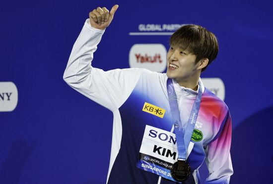 한국 수영 중장거리 간판 김우민(강원도청)이 27일 싱가포르 칼랑의 세계수영선수권대회 아레나에서 열린 2025 국제수영연맹(World Aquatics) 싱가포르 세계수영선수권대회 남자 자유형 400m 결승에서 3분42초60의 기록으로 터치패드를 찍었다. 독일의 루카스 메르텐스, 호주의 새뮈얼 쇼트에 이어 3위로 들어오면서 지난해 도하 대회에 이어 두 대회 연속 세계선수권대회 입상에 성공하는 쾌거를 달성했다. 연합뉴스