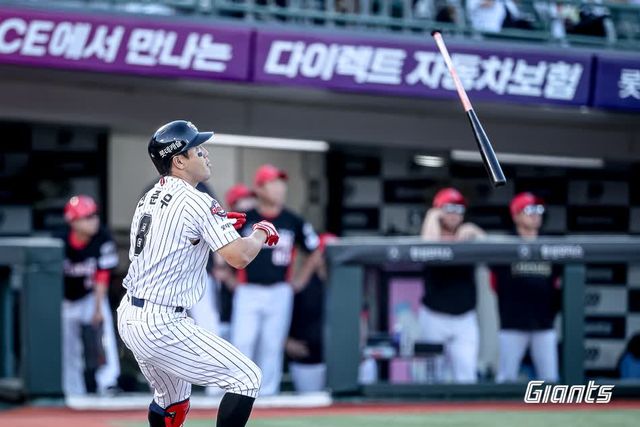 롯데 자이언츠가 캡틴 전준우의 활약을 앞세워 27일 부산 사직야구장에서 열린 2025 신한 SOL Bank KBO리그 KIA 타이거즈와의 팀 간 12차전에서 이겼다. 사진 롯데 자이언츠