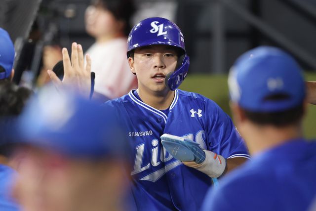 삼성 라이온즈 양도근이 지난 25일 수원 KT 위즈전에서 득점 후 하이파이브하고 있다. 삼성 라이온즈
