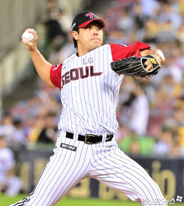 LG 트윈스 염경엽 감독이 26일 잠실 두산전에서 나온 13차례 견제 논란과 관련해 두산 베어스의 대주자 선택을 칭찬했다. LG는 8회말 두산 김인태가 볼넷을 얻은 뒤 대주자 조수행으로 바뀌자 구원투수 김진성이 그의 도루를 저지하기 위해 두 타석에 걸쳐 총 13개의 견제구를 뿌렸다. 조수행은 끝내 도루에 성공했으나 조성환 감독대행은 27일 '견제구 13번은 과했다'고 항변했다. 염 감독은 받아치지 않고 '그 장면이 중요해서 코치가 견제구 사인을 계속 냈다. 두산이 우릴 압박했으니 잘 한 거다'라고 했다. 엑스포츠뉴스DB