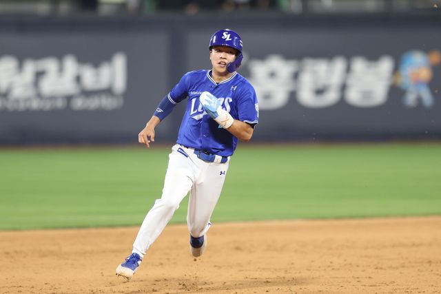 삼성 라이온즈 양도근이 26일 수원 KT 위즈전에서 주루하고 있다. 삼성 라이온즈