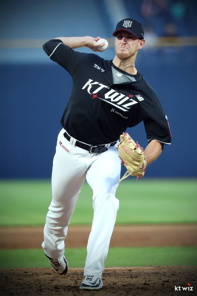 KT 위즈 선발투수 패트릭 머피가 올해 정규시즌 경기에 등판해 투구하고 있다. KT 위즈