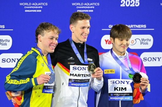 한국 수영 중장거리 간판 김우민(강원도청)이 27일 싱가포르 칼랑의 세계수영선수권대회 아레나에서 열린 2025 국제수영연맹(World Aquatics) 싱가포르 세계수영선수권대회 남자 자유형 400m 결승에서 3분42초60의 기록으로 터치패드를 찍었다. 독일의 루카스 메르텐스, 호주의 새뮈얼 쇼트에 이어 3위로 들어오면서 지난해 도하 대회에 이어 두 대회 연속 세계선수권대회 입상에 성공하는 쾌거를 달성했다. 연합뉴스