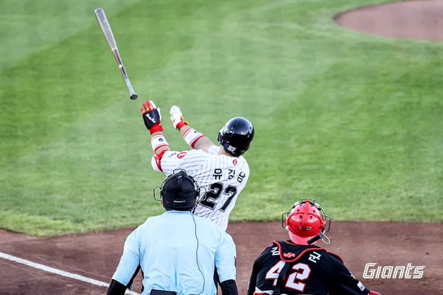 롯데 자이언츠 포수 유강남이 27일 부산 사직야구장에서 열린 2025 신한 SOL Bank KBO리그 KIA 타이거즈와의 팀 간 12차전에서 2안타 2타점을 기록, 팀 승리에 힘을 보탰다. 사진 롯데 자이언츠