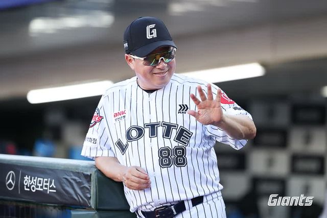 김태형 감독이 이끄는 롯데 자이언츠가 27일 부산 사직야구장에서 열리는 2025 신한 SOL Bank KBO리그 KIA 타이거즈와의 팀 간 12차전에서 5연승과 주말 3연전 스윕에 도전한다. 사진 롯데 자이언츠