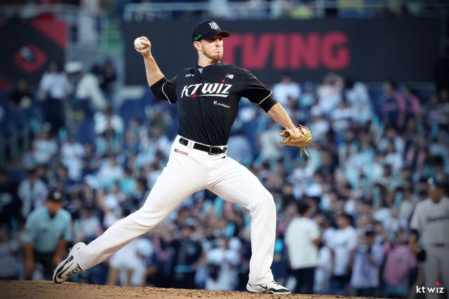 KT 위즈 선발투수 패트릭 머피가 올해 정규시즌 경기에 등판해 투구하고 있다. KT 위즈
