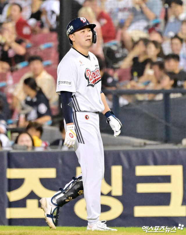 25일 오후 서울 송파구 잠실야구장에서 열린 '2025 신한 SOL Bank KBO리그' LG 트윈스와 두산 베어스의 경기, 5회말 1사 두산 양석환이 1루수 플라이로 아웃된 후 아쉬워하고 있다. 엑스포츠뉴스 DB