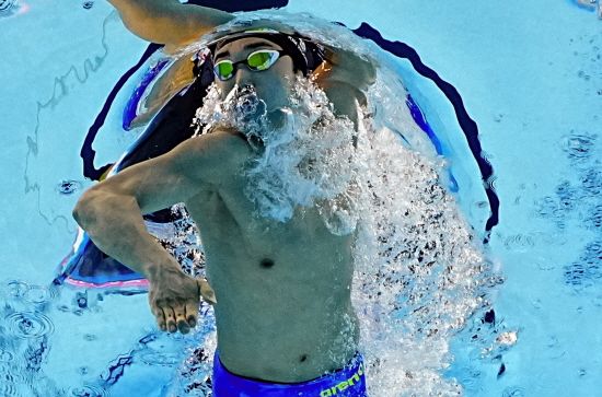 김우민이 27일 싱가포르 칼랑의 세계수영선수권대회 아레나에서 열린 2025 싱가포르 국제수영연맹 세계수영선수권대회 남자 자유형 400m 예선 4조에서 역영하고 있다. 김우민은 3분44초99의 기록으로 터치패드를 찍으며 전체 3위로 결승에 올랐다. 연합뉴스