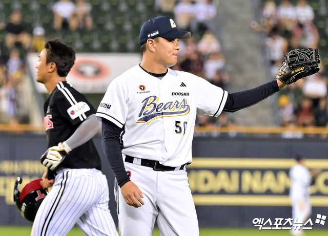 27일 오후 서울 송파구 잠실야구장에서 열린 '2025 신한 SOL Bank KBO리그' LG 트윈스와 두산 베어스의 경기, 8회초 무사 1루 LG 송찬의가 견제에 걸려 태그아웃을 당하고 있다. 잠실, 김한준 기자