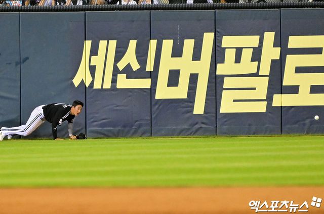 27일 오후 서울 송파구 잠실야구장에서 열린 '2025 신한 SOL Bank KBO리그' LG 트윈스와 두산 베어스의 경기, 8회말 LG 송찬의가 두산 김기연의 타구를 놓치고 있다. 잠실, 김한준 기자