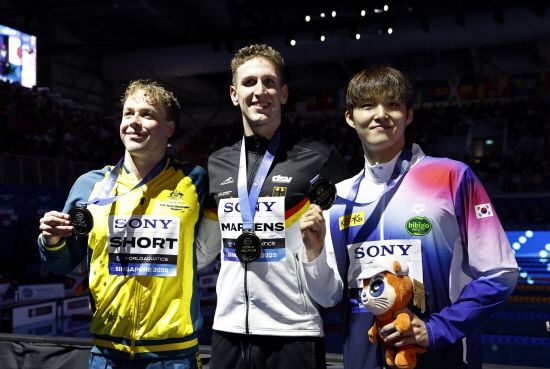 한국 수영 중장거리 간판 김우민(강원도청)이 27일 싱가포르 칼랑의 세계수영선수권대회 아레나에서 열린 2025 국제수영연맹(World Aquatics) 싱가포르 세계수영선수권대회 남자 자유형 400m 결승에서 3분42초60의 기록으로 터치패드를 찍었다. 독일의 루카스 메르텐스, 호주의 새뮈얼 쇼트에 이어 3위로 들어오면서 지난해 도하 대회에 이어 두 대회 연속 세계선수권대회 입상에 성공하는 쾌거를 달성했다. 연합뉴스