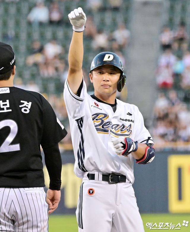 27일 오후 서울 송파구 잠실야구장에서 열린 '2025 신한 SOL Bank KBO리그' LG 트윈스와 두산 베어스의 경기, 4회말 무사 2,3루 두산 박계범이 1타점 적시타를 날리고 있다. 잠실, 김한준 기자