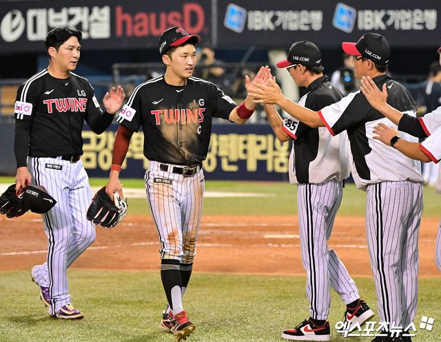 LG 트윈스 염경엽 감독이 26일 잠실 두산전에서 나온 13차례 견제 논란과 관련해 두산 베어스의 대주자 선택을 칭찬했다. LG는 8회말 두산 김인태가 볼넷을 얻은 뒤 대주자 조수행으로 바뀌자 구원투수 김진성이 그의 도루를 저지하기 위해 두 타석에 걸쳐 총 13개의 견제구를 뿌렸다. 조수행은 끝내 도루에 성공했으나 조성환 감독대행은 27일 '견제구 13번은 과했다'고 항변했다. 염 감독은 받아치지 않고 '그 장면이 중요해서 코치가 견제구 사인을 계속 냈다. 두산이 우릴 압박했으니 잘 한 거다'라고 했다. 엑스포츠뉴스DB