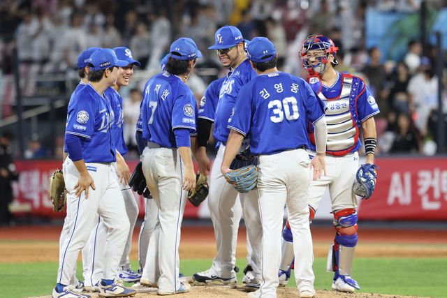 삼성 라이온즈 아리엘 후라도가 26일 수원 KT 위즈전에 선발 등판해 완봉승을 거둔 뒤 동료들의 축하를 받고 있다. 삼성 라이온즈