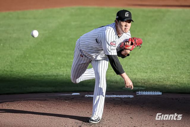 롯데 자이언츠 우완 나균안이 27일 부산 사직야구장에서 열린 2025 신한 SOL Bank KBO리그 KIA 타이거즈와의 팀 간 12차전에 선발등판, 6이닝 2실점으로 호투했다. 사진 롯데 자이언츠