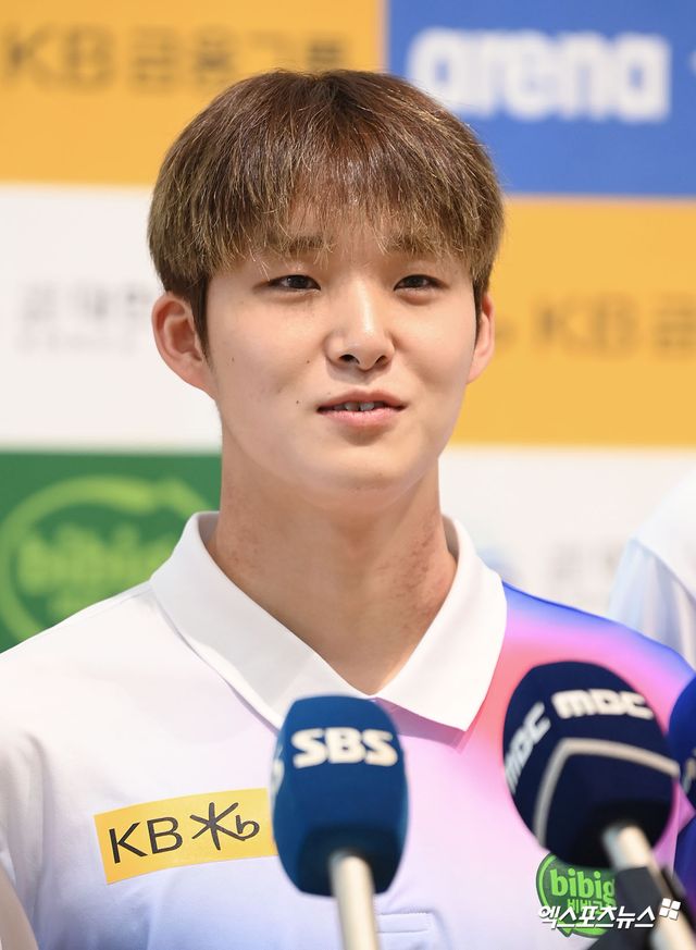 한국 수영 중장거리 간판 김우민(강원도청)이 국제수영연맹(World Aquatics) 세계수영선수권대회 남자 자유형 400m에서 동메달을 따냈다. 김우민은 27일 싱가포르 칼랑의 세계수영선수권대회 아레나에서 열린 2025 국제수영연맹 싱가포르 세계수영선수권대회 남자 자유형 400m 결승에서 3분42초60의 기록으로 터치패드를 찍었다. 독일의 루카스 메르텐스, 호주의 새뮈얼 쇼트에 이어 3위로 들어왔다. 메르텐스에 불과 0.25초 차 뒤질 만큼 좋은 레이스였다. 김우민은 지난해 도하 대회(남자 자유형 400m 금메달·계영 800m 은메달)에 이어 두 대회 연속 세계선수권대회 입상에 성공하는 쾌거를 달성했다. 엑스포츠뉴스DB