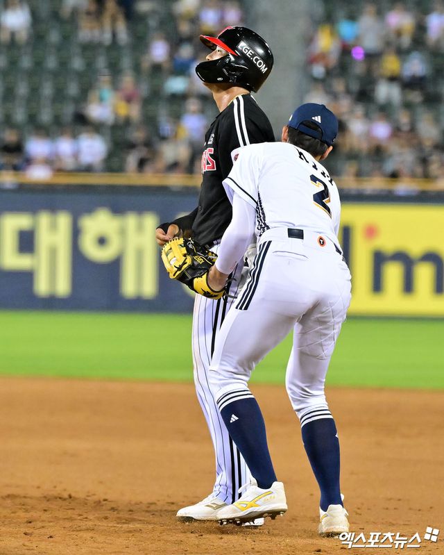 27일 오후 서울 송파구 잠실야구장에서 열린 '2025 신한 SOL Bank KBO리그' LG 트윈스와 두산 베어스의 경기, 8회초 무사 1루 LG 송찬의가 견제에 걸려 태그아웃을 당하고 있다. 잠실, 김한준 기자