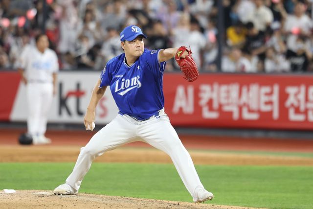 삼성 라이온즈 투수 김태훈이 27일 수원 KT 위즈전에 구원 등판해 투구하고 있다. 삼성 라이온즈