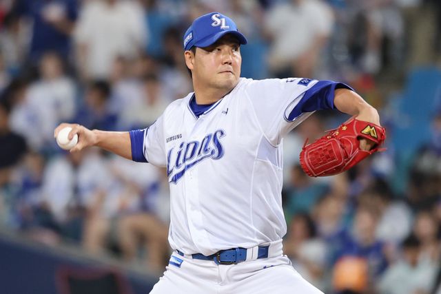 삼성 라이온즈 필승조 김태훈이 올해 정규시즌 경기에 구원 등판해 투구하고 있다. 삼성 라이온즈