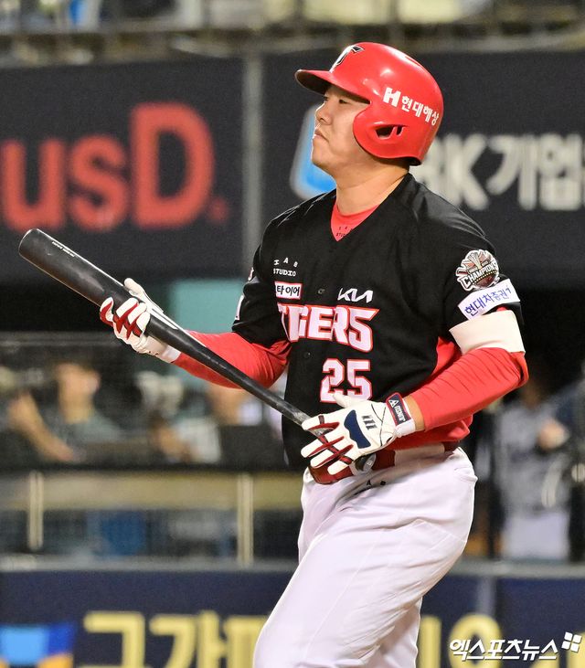 5일 오후 서울 송파구 잠실야구장에서 열린 '2025 신한 SOL Bank KBO리그' KIA 타이거즈와 두산 베어스의 경기, 6회초 1사 1루 KIA 이우성이 헛스윙 삼진을 당하고 있다. 엑스포츠뉴스 DB