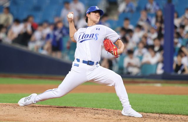 삼성 라이온즈 마무리투수 이호성이 올해 정규시즌 경기에 구원 등판해 투구하고 있다. 삼성 라이온즈