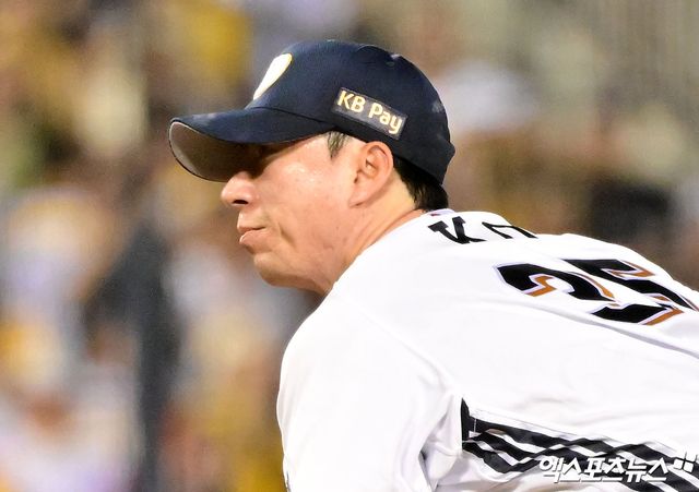 27일 오후 서울 송파구 잠실야구장에서 열린 '2025 신한 SOL Bank KBO리그' LG 트윈스와 두산 베어스의 경기, 7회초 2사 두산 고효준이 공을 힘차게 던지고 있다. 잠실, 김한준 기자