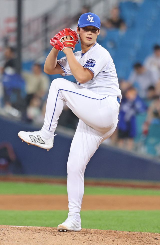 삼성 라이온즈 마무리투수 이호성이 올해 정규시즌 경기에 구원 등판해 투구하고 있다. 삼성 라이온즈