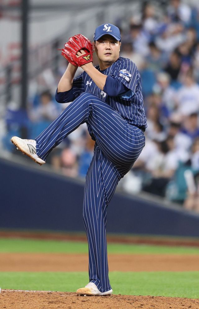 삼성 라이온즈 필승조 김태훈이 올해 정규시즌 경기에 구원 등판해 투구하고 있다. 삼성 라이온즈