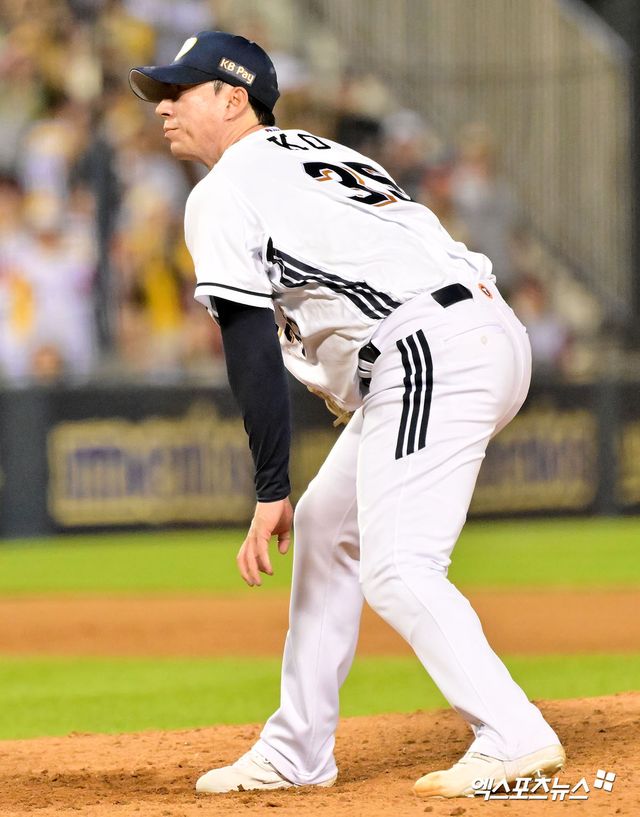 27일 오후 서울 송파구 잠실야구장에서 열린 '2025 신한 SOL Bank KBO리그' LG 트윈스와 두산 베어스의 경기, 7회초 2사 두산 고효준이 공을 힘차게 던지고 있다. 잠실, 김한준 기자