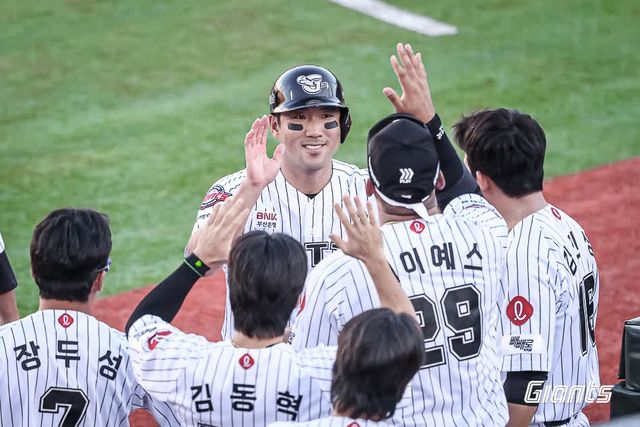 롯데 자이언츠 캡틴 전준우가 27일 부산 사직야구장에서 열린 2025 신한 SOL Bank KBO리그 KIA 타이거즈와의 팀 간 12차전에서 결승타 포함 4안타를 기록, 팀 5연승을 견인했다. 사진 롯데 자이언츠