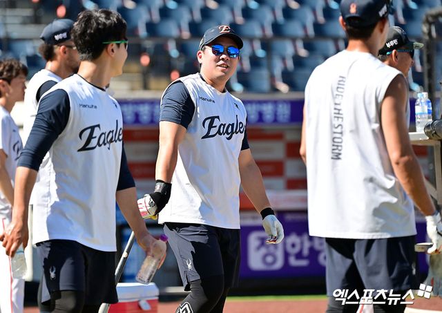 가운데에 서 있는 한화 이글스 내야수 안치홍이 29일 대전 한화생명 볼파크에서 삼성 라이온즈와의 홈경기를 앞두고 훈련에 임하고 있다. 대전, 김한준 기자