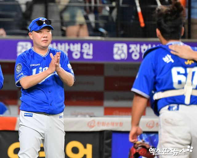 삼성 라이온즈 박진만 감독이 29일 대전 한화 이글스전에서 승리한 뒤 선수들에게 박수를 보내고 있다. 대전, 김한준 기자