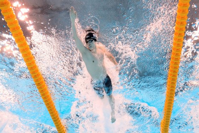 한국 수영 간판 황선우가 29일 싱가포르 칼랑의 세계수영선수권대회 아레나에서 열린 2025 국제수영연맹 싱가포르 세계수영선수권대회 남자 자유형 200m 결승에서 1분44초72의 기록으로 4위를 기록했다. 황선우는 이번 대회 입상으로 한국 수영 최초로 세계선수권 4개 대회 연속 입상에 도전했으나 0.18초가 부족해 뜻을 이루지 못했다. 연합뉴스