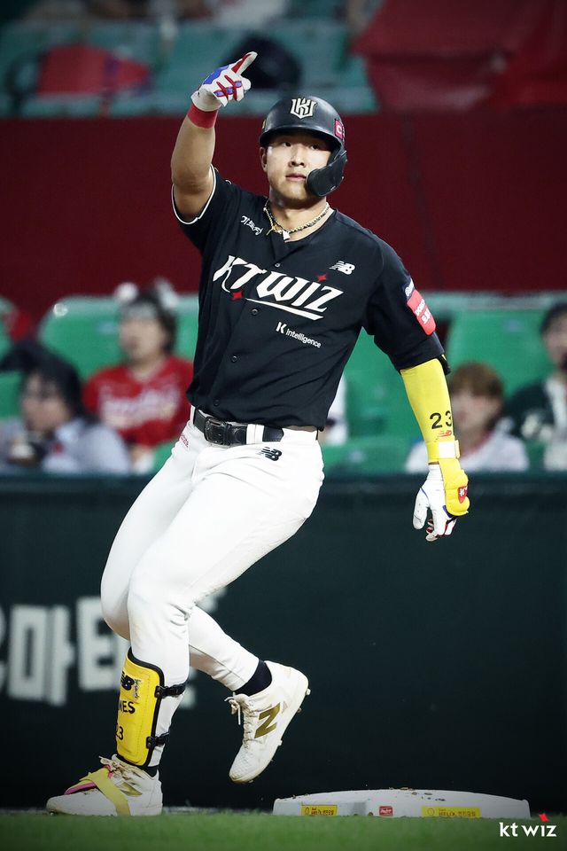 KT 위즈 안현민이 올해 정규시즌 경기에서 세리머니하고 있다. KT 위즈