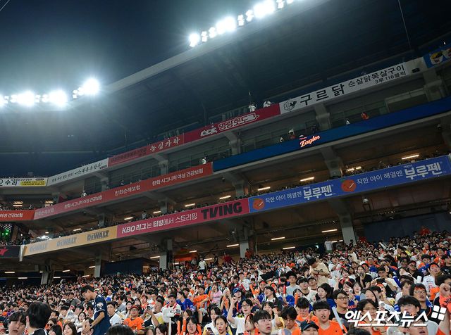 한화 이글스 팬들이 29일 대전 삼성 라이온즈전에서 선수들을 응원하고 있다. 대전, 김한준 기자