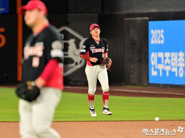 지난 10일 오후 대전 한화생명 볼파크에서 열린 '2025 신한 SOL Bank KBO리그' KIA 타이거즈와 한화 이글스의 경기, 8회말 KIA 최원준이 한화 심우준의 타구를 잡았다 놓치고 있다. 엑스포츠뉴스 DB