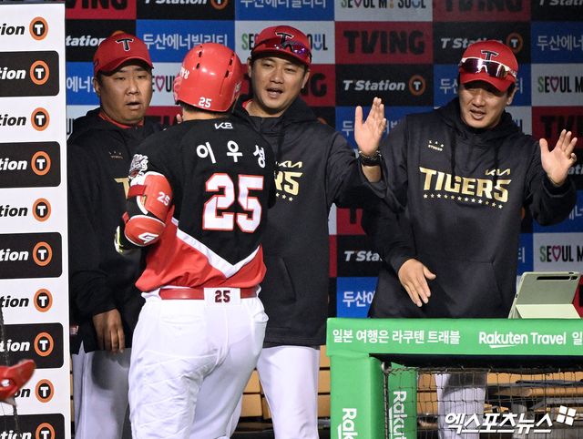 KIA 타이거즈 이범호 감독이 3대3 트레이드로 보낸 외야수 최원준과 이우성을 향한 아쉬움과 함께 격려 메시지를 전했다. KIA는 지난 28일 NC 다이노스와 투수 한재승과 김시훈, 내야수 정현창을 받고 외야수 최원준과 이우성, 그리고 내야수 홍종표를 내주는 대형 트레이드를 단행했다. 엑스포츠뉴스 DB