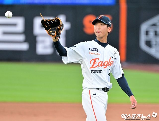 한화 이글스 황준서가 29일 대전 삼성 라이온즈전에 선발 등판해 투구하기 위해 공을 받고 있다. 대전, 김한준 기자
