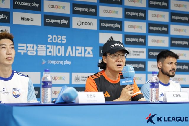 김판곤 감독이 뉴캐슬 유나이티드를 상대로 승리를 따내겠다고 다짐했다. 김 감독은 2년 전 팀 K리그가 스페인 라리가의 강팀 아틀레티코 마드리드를 꺾은 것처럼 K리그 팬들을 위해 지난 시즌 프리미어리그에서 5위를 차지한 뉴캐슬전에서 승리하겠다고 말했다. 사진 한국프로축구연맹
