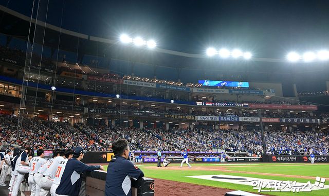 29일 대전서 열린 한화 이글스와 삼성 라이온즈의 정규시즌 맞대결. 만원 관중이 경기장을 가득 채웠다. 대전, 김한준 기자