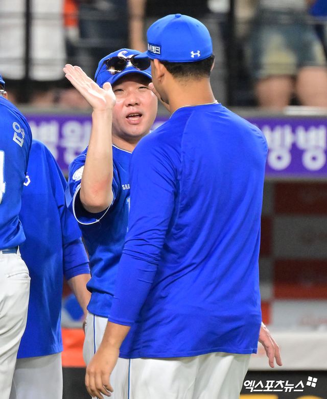 삼성 라이온즈 박진만 감독이 29일 대전 한화 이글스전에서 승리한 뒤 선발투수 헤르손 가라비토와 하이파이브하고 있다. 대전, 김한준 기자