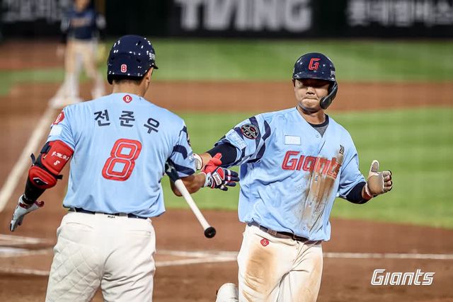 롯데 자이언츠는 29일 부산 사직야구장에서 열린 2025 신한 SOL Bank KBO리그 NC 다이노스와 홈경기에서 6-4로 승리했다. 김태형 롯데 감독은 이날 수비 상황에서 나온 결정적인 실책 3개를 두고 '연승을 이어가려 더 잘하려고 하다 보니 몇 개의 에러가 나온 거 같다. 오늘 경기를 계기로 더욱 좋아질 것'이라며 선수단을 감쌌다. 롯데 자이언츠