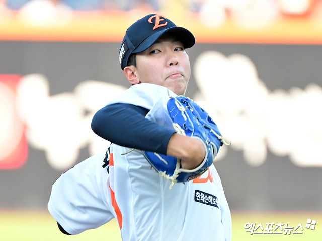 한화 이글스 투수 황준서가 올해 정규시즌 경기에 등판해 투구하고 있다. 엑스포츠뉴스 DB