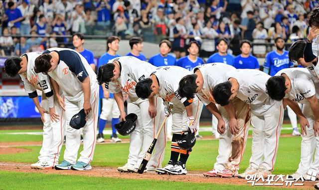 한화 이글스 선수들이 29일 대전 삼성 라이온즈전에서 패한 뒤 팬들에게 인사하고 있다. 대전, 김한준 기자