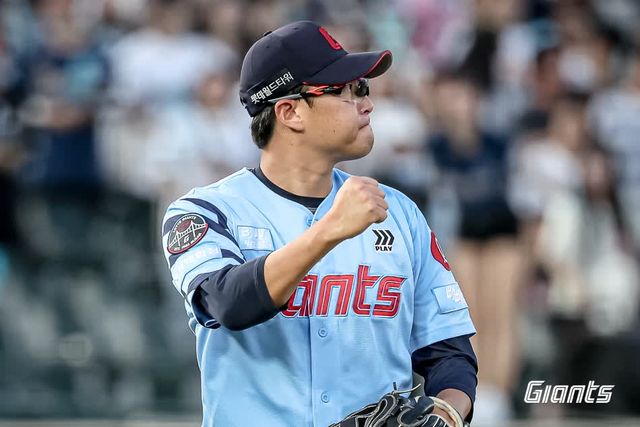 롯데 자이언츠는 29일 부산 사직야구장에서 열린 2025 신한 SOL Bank KBO리그 NC 다이노스와 홈경기에서 6-4로 승리했다. 김태형 롯데 감독은 이날 수비 상황에서 나온 결정적인 실책 3개를 두고 '연승을 이어가려 더 잘하려고 하다 보니 몇 개의 에러가 나온 거 같다. 오늘 경기를 계기로 더욱 좋아질 것'이라며 선수단을 감쌌다. 롯데 자이언츠