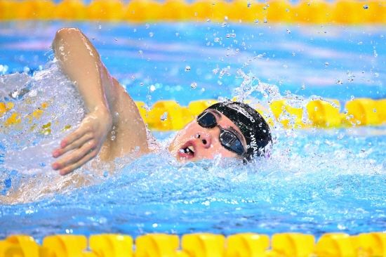 한국 수영 간판 황선우가 29일 싱가포르 칼랑의 세계수영선수권대회 아레나에서 열린 2025 국제수영연맹 싱가포르 세계수영선수권대회 남자 자유형 200m 결승에서 1분44초72의 기록으로 4위를 기록했다. 황선우는 이번 대회 입상으로 한국 수영 최초로 세계선수권 4개 대회 연속 입상에 도전했으나 0.18초가 부족해 뜻을 이루지 못했다. 연합뉴스