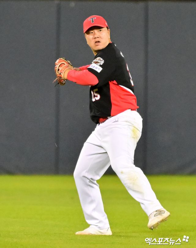 KIA 타이거즈 이범호 감독이 3대3 트레이드로 보낸 외야수 최원준과 이우성을 향한 아쉬움과 함께 격려 메시지를 전했다. KIA는 지난 28일 NC 다이노스와 투수 한재승과 김시훈, 내야수 정현창을 받고 외야수 최원준과 이우성, 그리고 내야수 홍종표를 내주는 대형 트레이드를 단행했다. 엑스포츠뉴스 DB